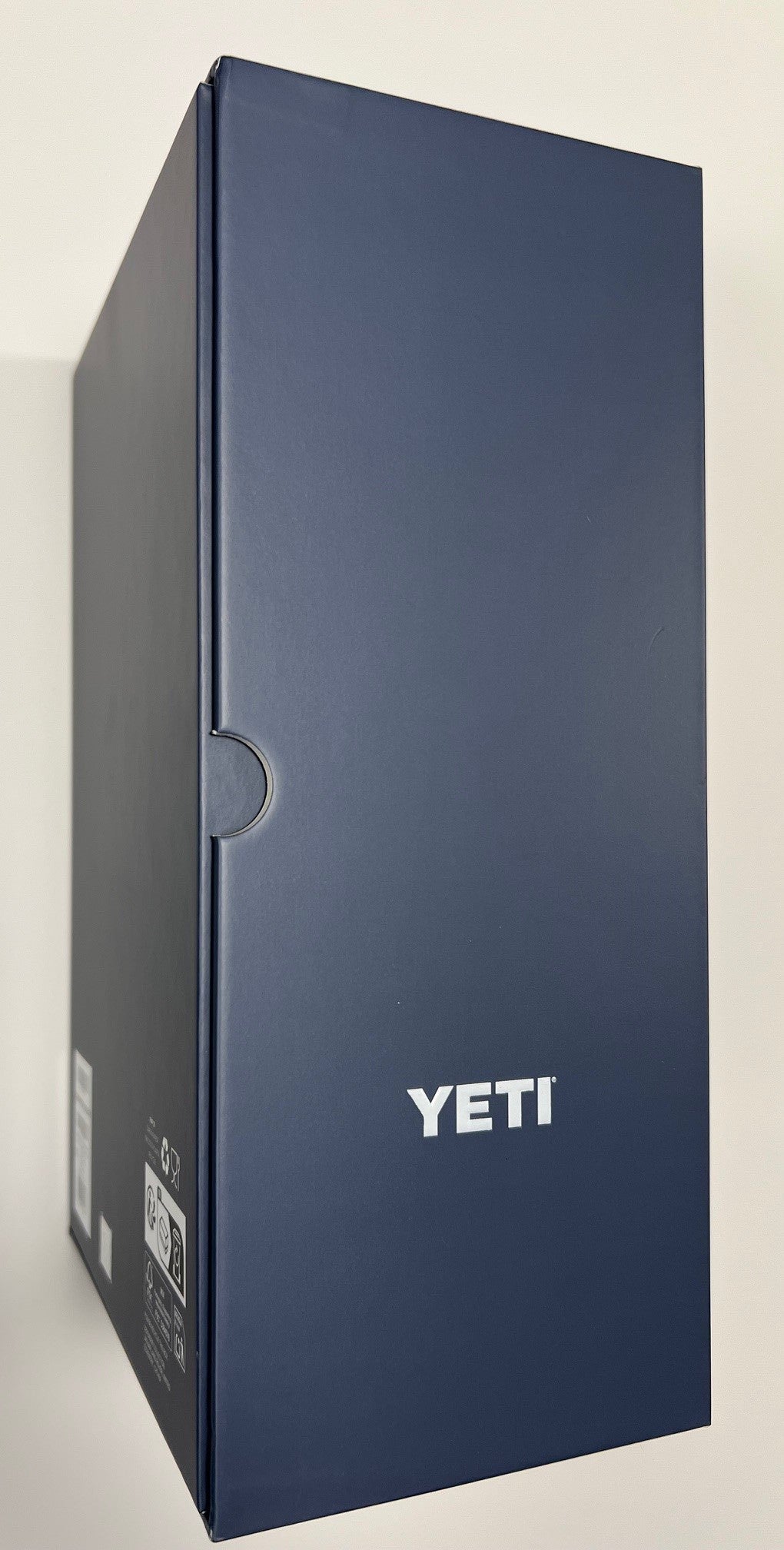 Defender x YETI Rambler Travel Mug in White 20oz/591ml (with handle)